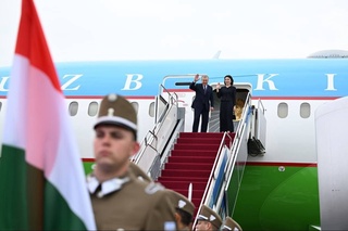Президенти Ӯзбекистон сафарро аз Будапешт анҷом дод