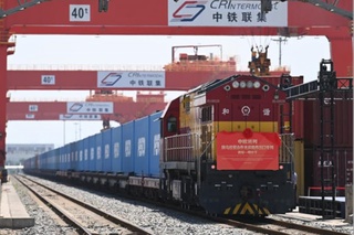 Хитойдан Ўзбекистонга 1 ГВт қувватга эга фотоэлектр лойиҳаси учун 50 контейнерли фотоэлектр элементлари юкланган биринчи юк поезди йўлга чиқди 