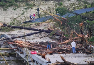 Техасдаги сув тошқини қурбонлари сони 80 нафарга етди