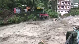 Не менее 17 человек погибли из-за наводнения и оползней на севере Индии