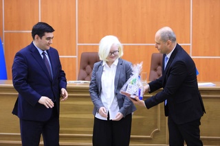 В Узбекистане слабовидящие дети получили современные устройства