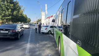 Тошкент вилоятида йўловчи автобус ва “Cobalt” иштирокида ЙТҲ содир бўлди