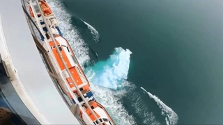 Круизное судно столкнулось с большой глыбой льда в районе Аляски