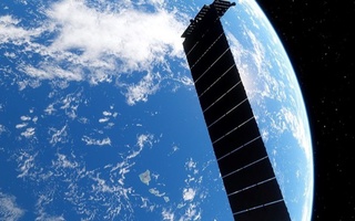 Orbitadagi halokat: Starlink sun'iy yo'ldoshi koinotdan qulab tushmoqda