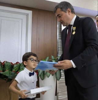 Энергетика вазири 6 ёшли бўлғуси энергетикка Президент совғасини топширди