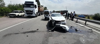 Оҳангарон: 3 та машина иштирокида ЙТҲ содир бўлди