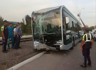 В Ташкенте электробус врезался в столб - пострадали шесть человек