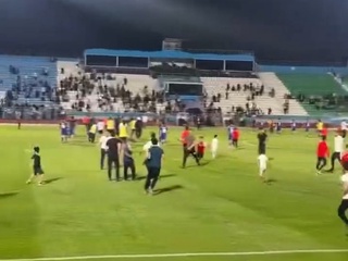 Farg‘onadagi futbol o‘yinida hakamdan norozi muxlislar ommaviy ravishda maydonga tushib ketdi