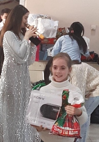 “Қорбобо” Умидага диван совға қилди