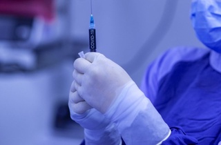 Bloomberg COVID-19га қарши эмлаш бўйича етакчи мамлакатлар номини маълум қилди