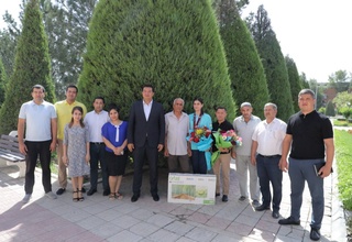 Charos Qayumova Bekobod shahar hokimi tomonidan taqdirlandi