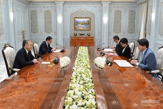 Президент Узбекистана принял министра иностранных дел Японии