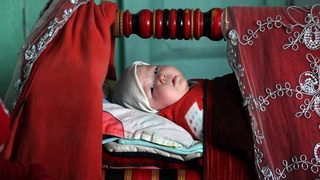 Болани бешикка белаш унинг ривожланишига салбий таъсир қиладими?