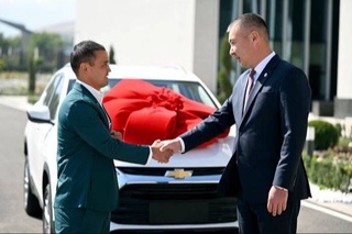 Президент Кыргызстана встретился с узбекским тренером по боксу Акмалем Хасановым