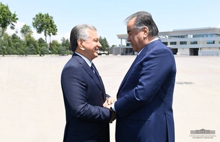 Тәжікстан Президенті ресми сапармен Өзбекстанға келді