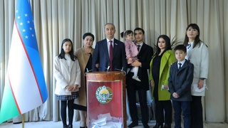 Сайлауға президенттікке үміткер Бахром Абдухалимов жанұясымен бірге дауыс берді