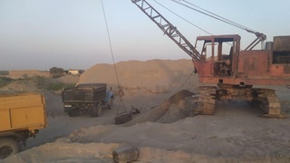 Урганч туманида қумни рухсатсиз қазиб олган шахслар жазоланди