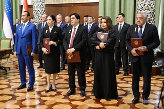 Президентҳои Ӯзбекистон ва Тоҷикистон арбобони фарҳангу ҳунари ду кишварро бо унвонҳои баланди фахрӣ сарфароз гардонданд