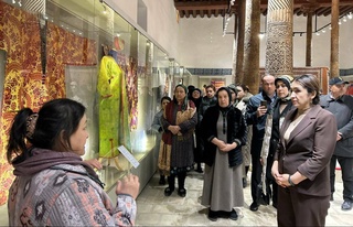 В Хорезме открылась выставка «Женские шелковые платья: история и современность»