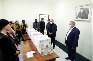 Ҳазорасп тумани "Оқ майдон" маҳалласи аёлларига 10 та тикув машинаси тақдим этилди