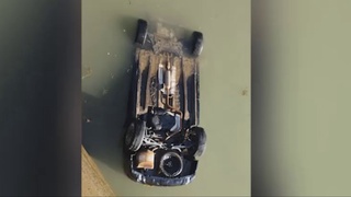 Jetaur ҳайдовчиси бошқарувни йўқотиб, кўприкдан сувга тушиб кетди