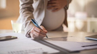 Установлен порядок выплаты государством пособия по беременности и родам работницам частных организаций