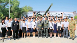 Родина священна,  защита ее - почетный долг!