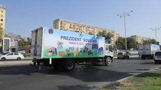 Ба хонандагони синфи якуми минтақаҳои Ӯзбекистон "Туҳфаҳои президентӣ" фиристода шуд