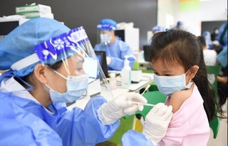 Қытайда 84 миллион бала коронавирусқа қарсы екпе егілді