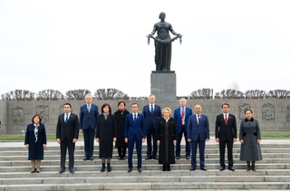 Парламентская делегация Узбекистана приняла участие в церемонии возложения цветов на Пискаревском мемориальном кладбище