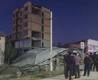 Жиззах шаҳрида қурилаётган 6 қаватли уйнинг қулаб тушиши сабаблари ўрганилмоқда