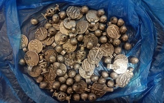 Бухоро амирлиги даврига оид танга ва тақинчоқларни хорижга олиб чиқиб кетмоқчи бўлган шахс ушланди