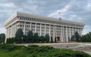 Qirg'iziston parlamenti deputatlari o'zini-o'zi muddatidan oldin tarqatib yuborish to'g'risidagi qarorni ma'qulladi