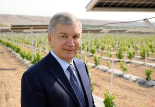 Глава государства ознакомился с технологией агровольтаики, внедренной в Куве