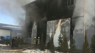 Ургут туманидаги пойабзал ишлаб чиқарувчи оилавий корхонада ёнғин келиб чиққан