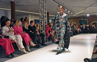 Екатеринбургдаги мода ҳафталигида ўзбек миллий матоларидан тайёрланган либослар намойиш этилди