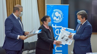 Минздрав вручил раздаточные материалы для создания безопасной среды в школах в период пандемии