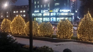 Энергетика вазирлиги биносининг кўча чироқлари тўлиқ қуёш панеллари орқали ёритилмоқда