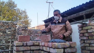 Қўқон шаҳар ҳокими эҳтиёжманд фуқаронинг уйида ғишт терди