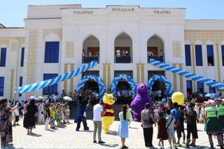 В Международный день защиты детей в городе Навои распахнул двери первый в истории Навоийской области театр