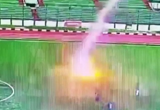 Индонезияда ўйин вақтида чақмоқ уриши оқибатида футболчи ҳаётдан кўз юмди