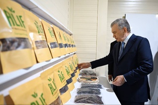 Президенти мамлакат бо фаъолияти корхонаи содиротӣ шинос шуд