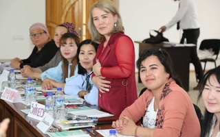 В Нукусе идет подготовка тренеров по повышению социально-экономической активности женщин в обществе