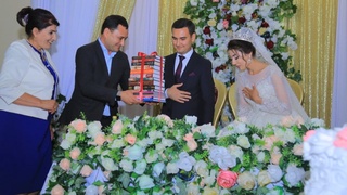 Навоийда ёш оилаларга китоб совға қилинмоқда