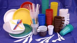 Евросоюз запретил продажу ряда одноразовых пластиковых изделий