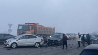 В Казахстане на трассе столкнулись 18 автомобилей