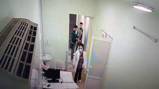 Туман прокурори ёрдамчиси шифокор аёлга стул отгани ростми?