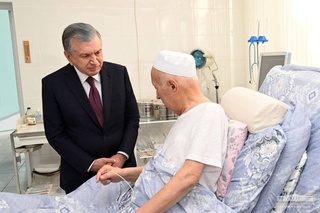 Shavkat Mirziyoyev visits the Hero of Uzbekistan