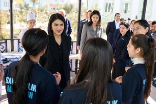 Saida Mirziyoyeva Qoraqalpogʻistonda oʻtkazilayotgan “Salomatlik marafoni”ga bordi