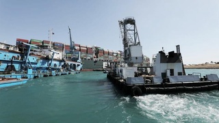 Снятый с мели в Суэцком канале контейнеровоз вернулся к утвержденному курсу